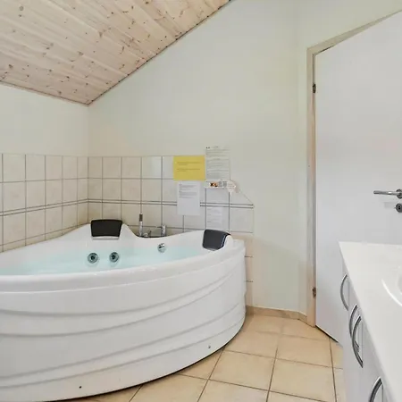 Stunning Home In Rodby With Sauna * Kramnitse